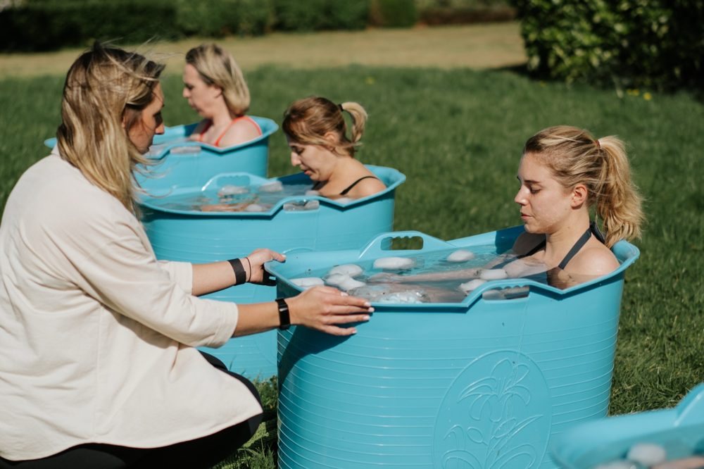 Evelien begeleidt deelnemers tijdens een ijsbadsessie